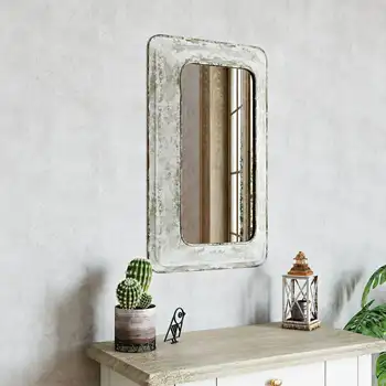 Потертое металлическое настенное зеркало в фермерском доме